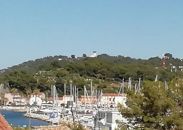 Petit Paradis - St Mandrier Village